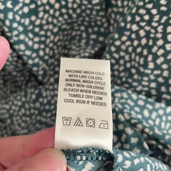 NWT dark green v-neck blouse with long sleeves. - Picture 8 of 8